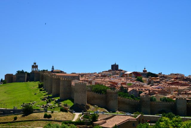 A cidade antiga de Ávila, cercada pela muralha.