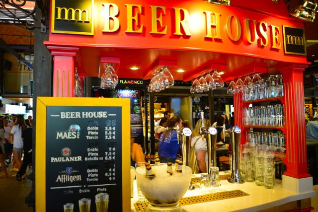 Dá para tomar um chopp, uma taça de vinho e degustar umas tapas no Mercado de San Miguel.