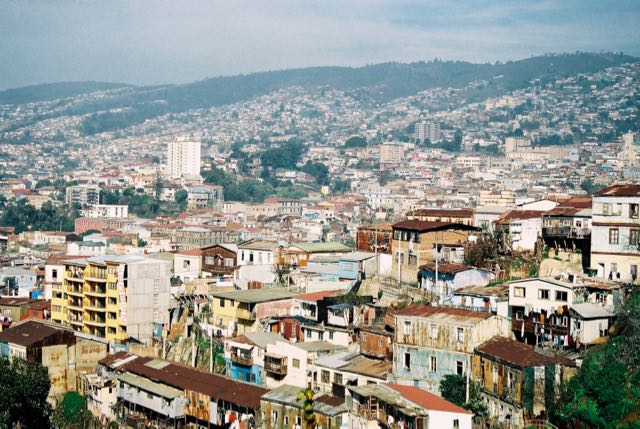 A cidade está pendurada numa encosta tectônica.