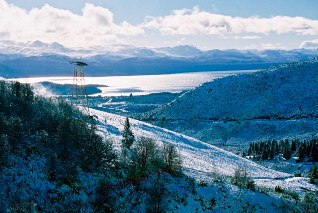 A cidade fica entre o lago e as montanhas.