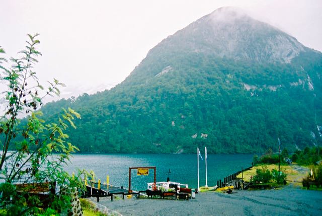 O Lago Frias fica entre montanhas escarpadas.