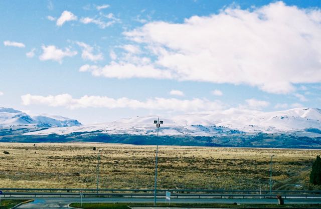A cidade também é cercada pelas estepes semi-áridas da Patagônia