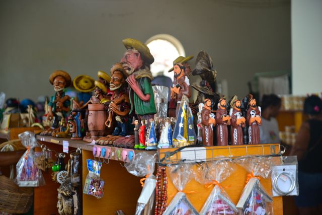 Artesanato no calçadão em Piaçabuçu.