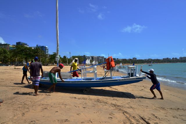 As jangadas vão sair para o mar.