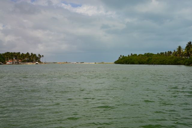 A laguna tem canais de saída para o mar.