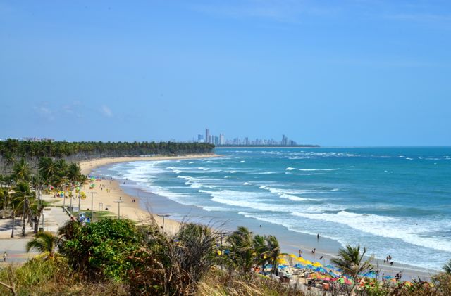 O belo mirante em Cabo de Santo Agostinho, com Recife ao fundo.