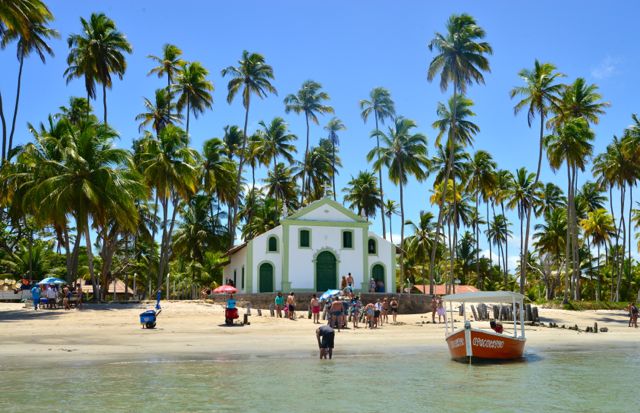 A Igrejinha de São Benedito é o principal cartão postal da Praia dos Carneiros.