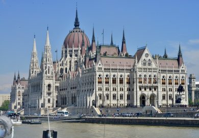 Passeio pelo Danúbio e as pontes históricas de Budapeste