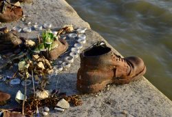 Sapatos no Danúbio e símbolos de memória em Budapeste