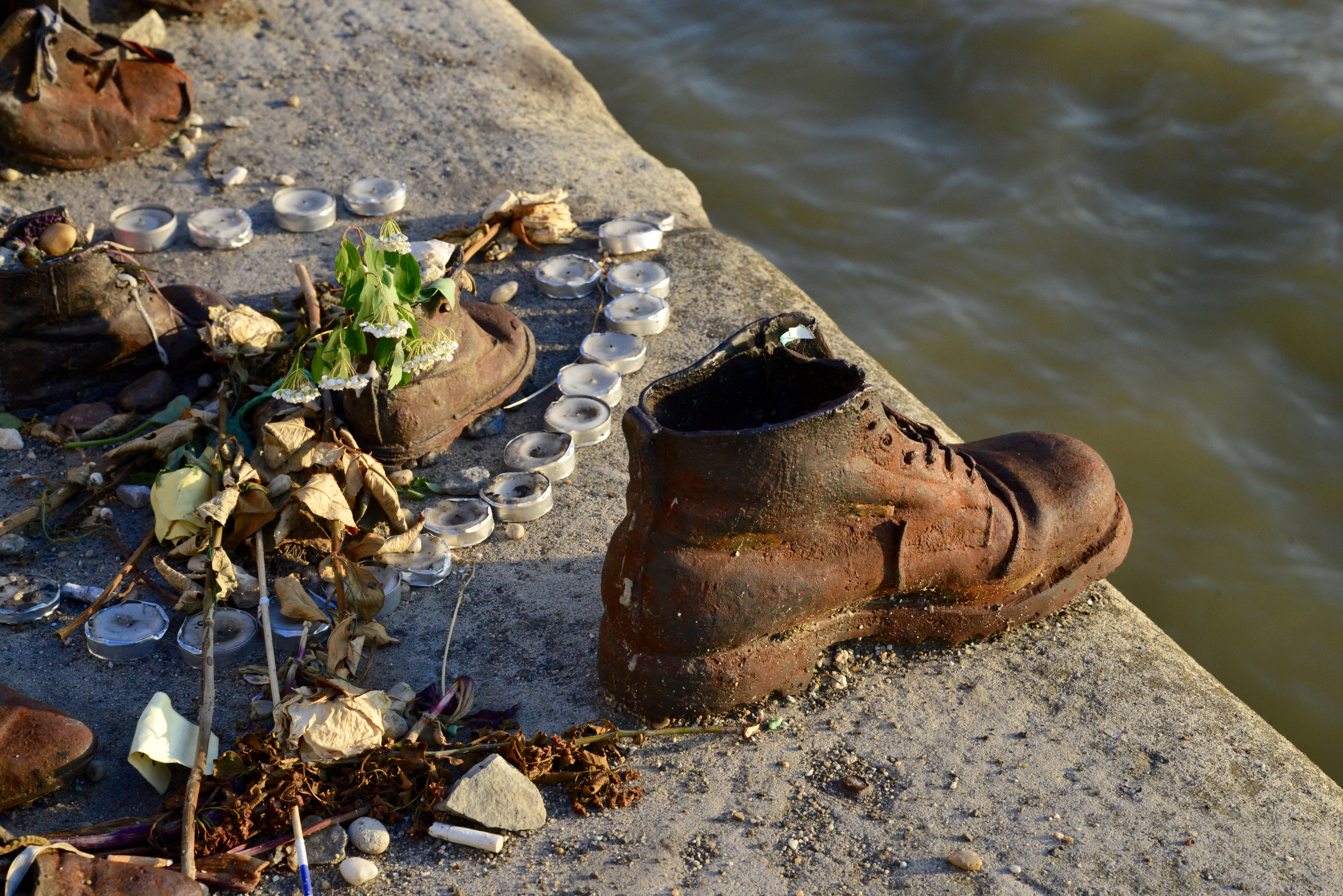 Sapatos no Danúbio e símbolos de memória em Budapeste