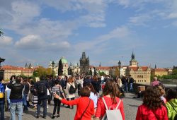 Chegando à Ponte Carlos em Praga: história e encantos medievais