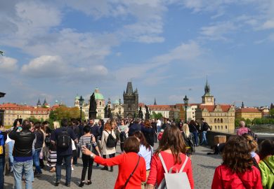 Chegando à Ponte Carlos em Praga: história e encantos medievais