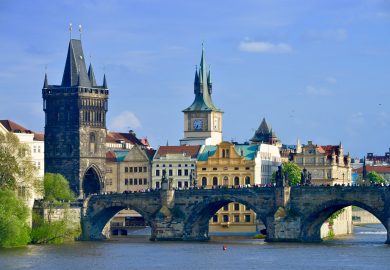Estátuas da Ponte Carlos em Praga: arte, lendas e fé sobre o Moldava