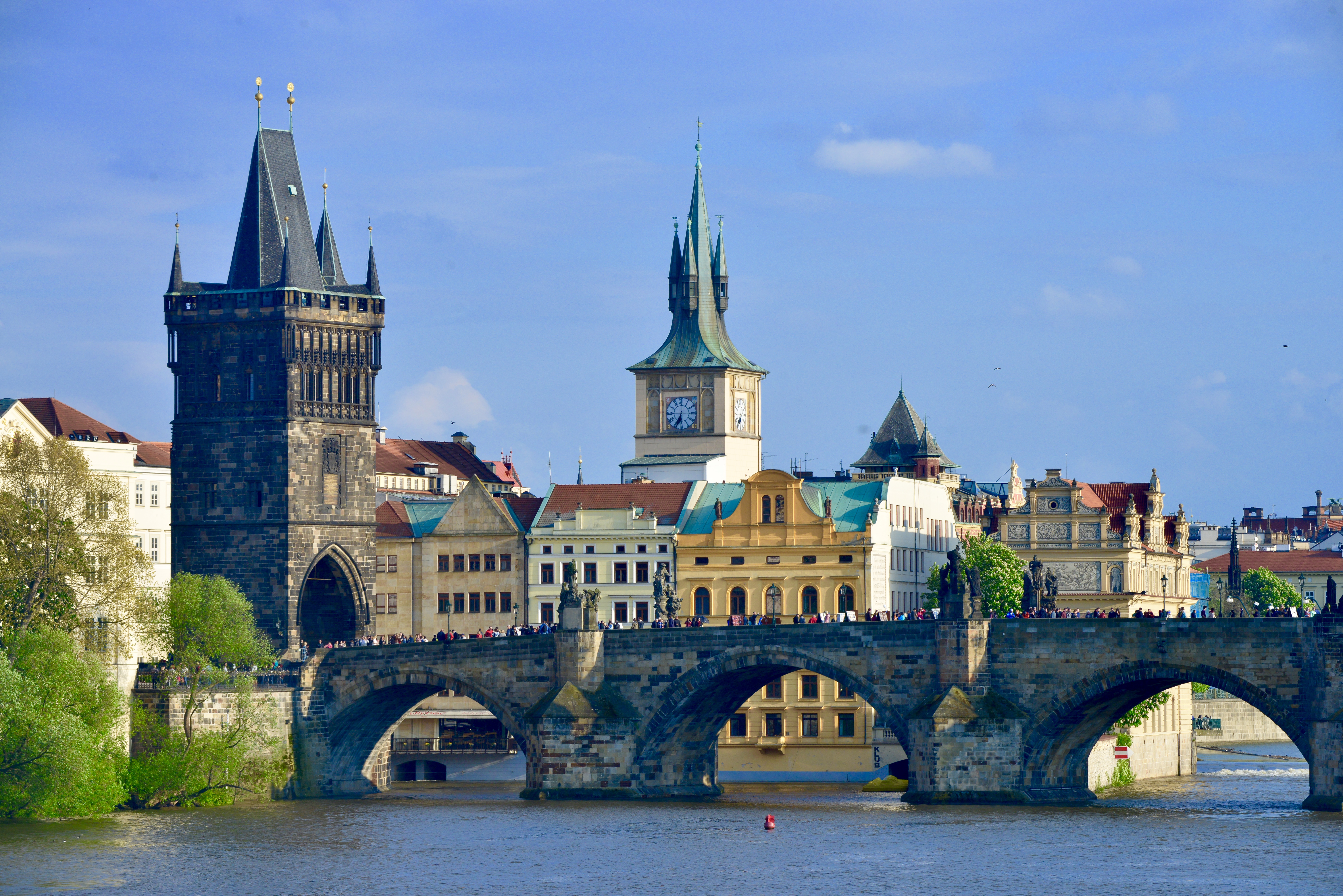 Estátuas da Ponte Carlos em Praga: arte, lendas e fé sobre o Moldava