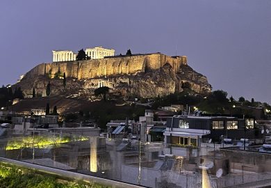 Tempestade na chegada a Atenas