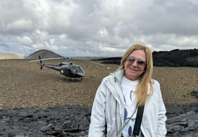 Sobrevoando um vulcão na Islândia