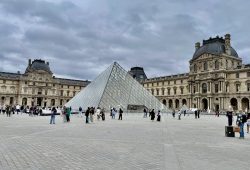 Um Passeio por Monumentos e Histórias entre o Louvre e a Champs-Élysées