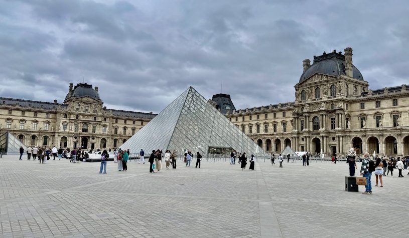 Um Passeio por Monumentos e Histórias entre o Louvre e a Champs-Élysées