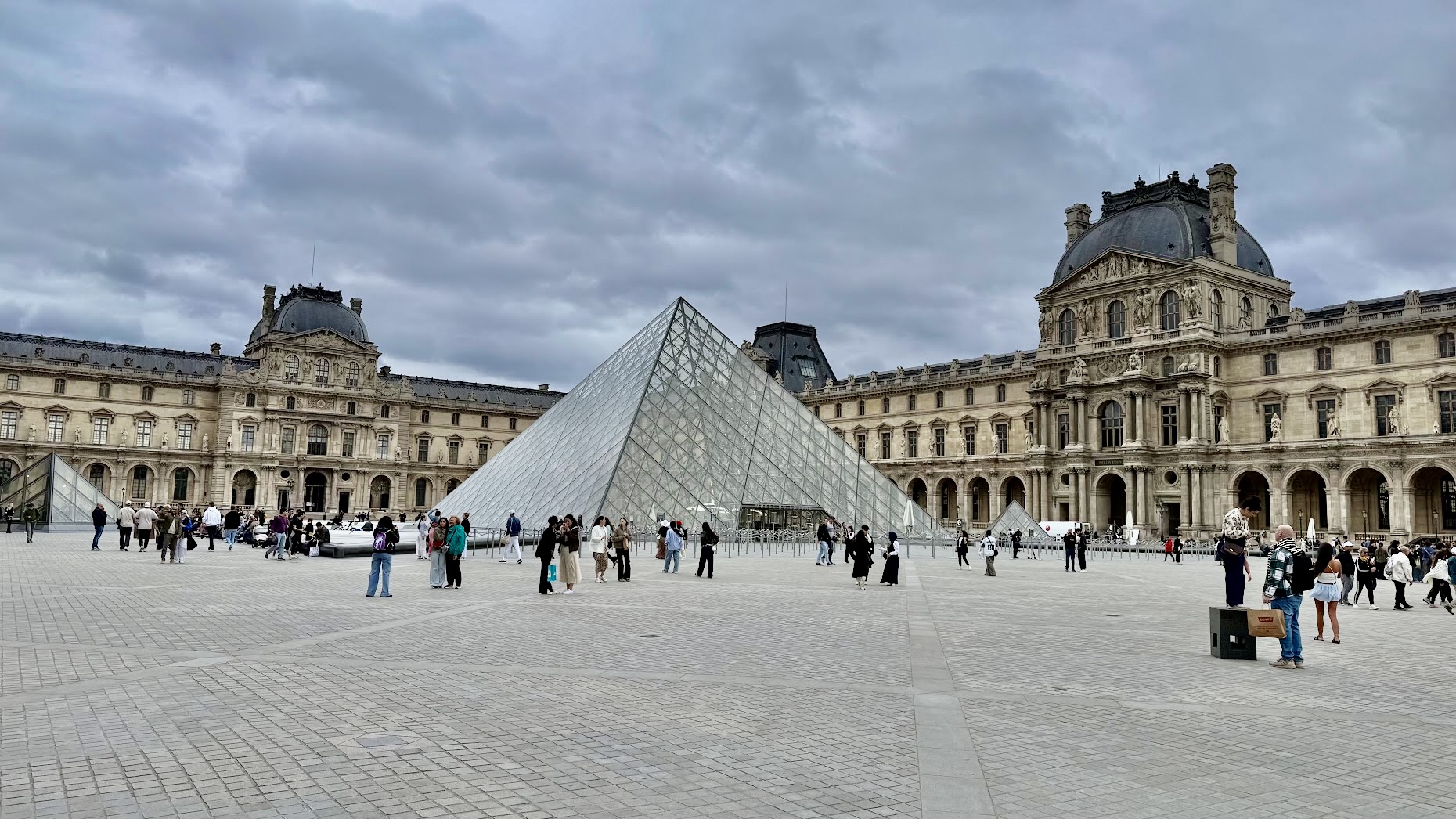 Um Passeio por Monumentos e Histórias entre o Louvre e a Champs-Élysées
