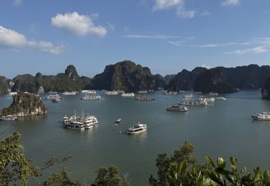 Baía de Ha Long: um cruzeiro entre as ilhas de calcário do Vietnã