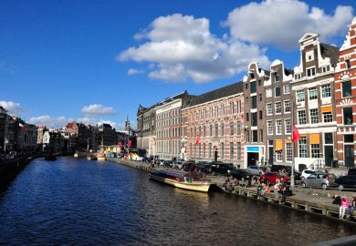 Réveillon em Amsterdam: virada de ano entre canais, moinhos e a liberdade holandesa