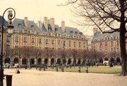 Da Bastilha à Champs-Élysées: dois lados de Paris